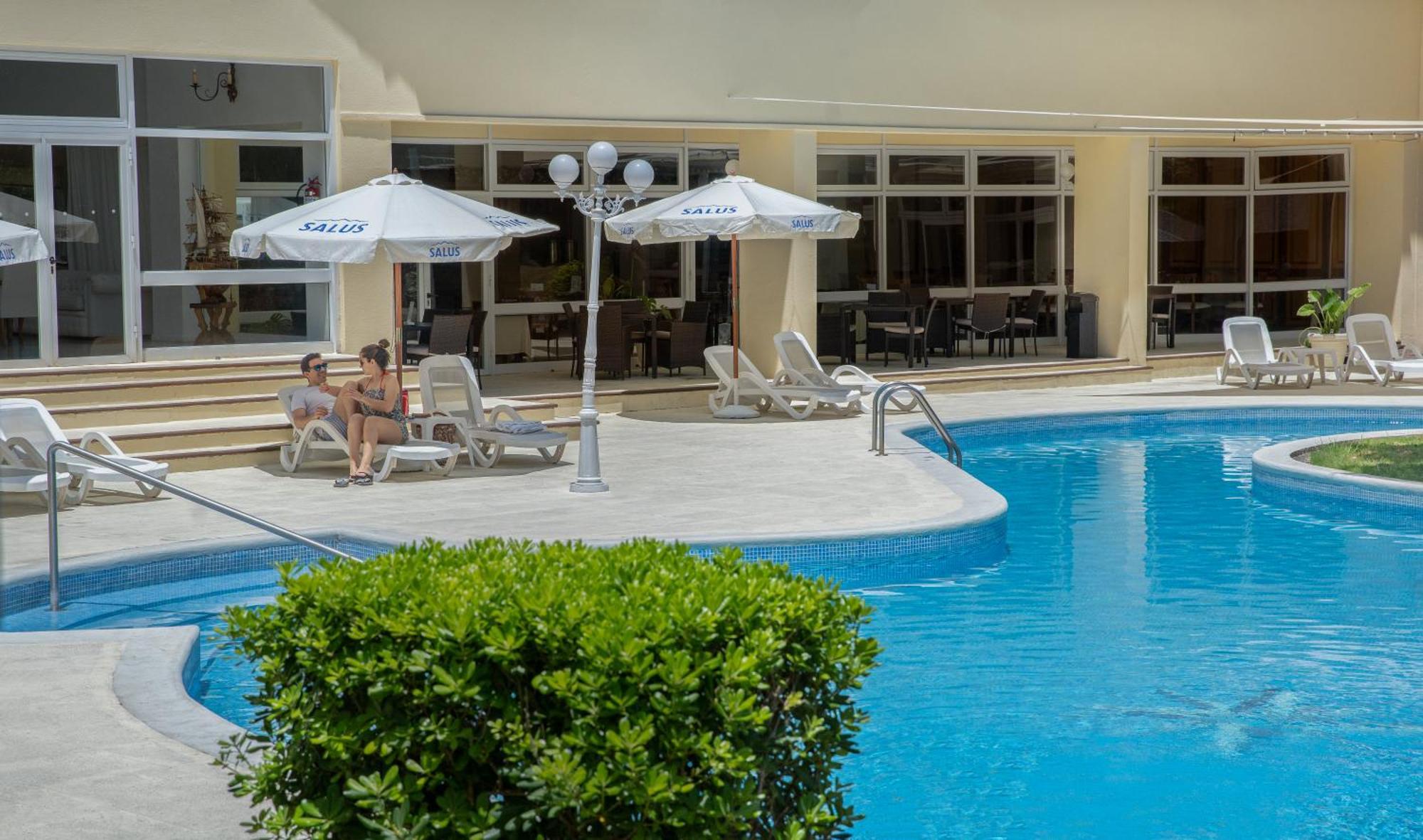 Parque Hotel Jean Clevers Punta del Este Exterior photo The pool at the hotel