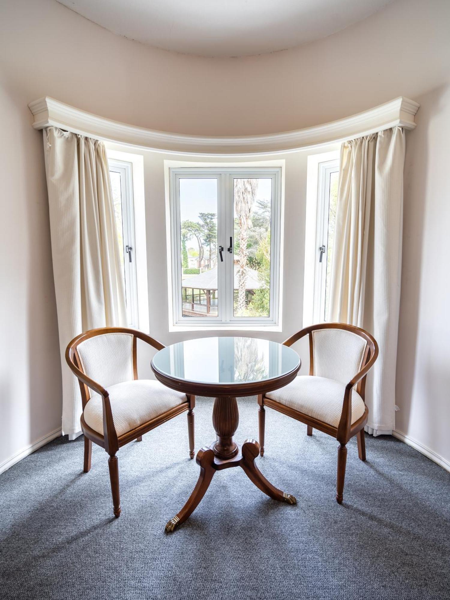 Parque Hotel Jean Clevers Punta del Este Exterior photo A window seat with a table and two chairs