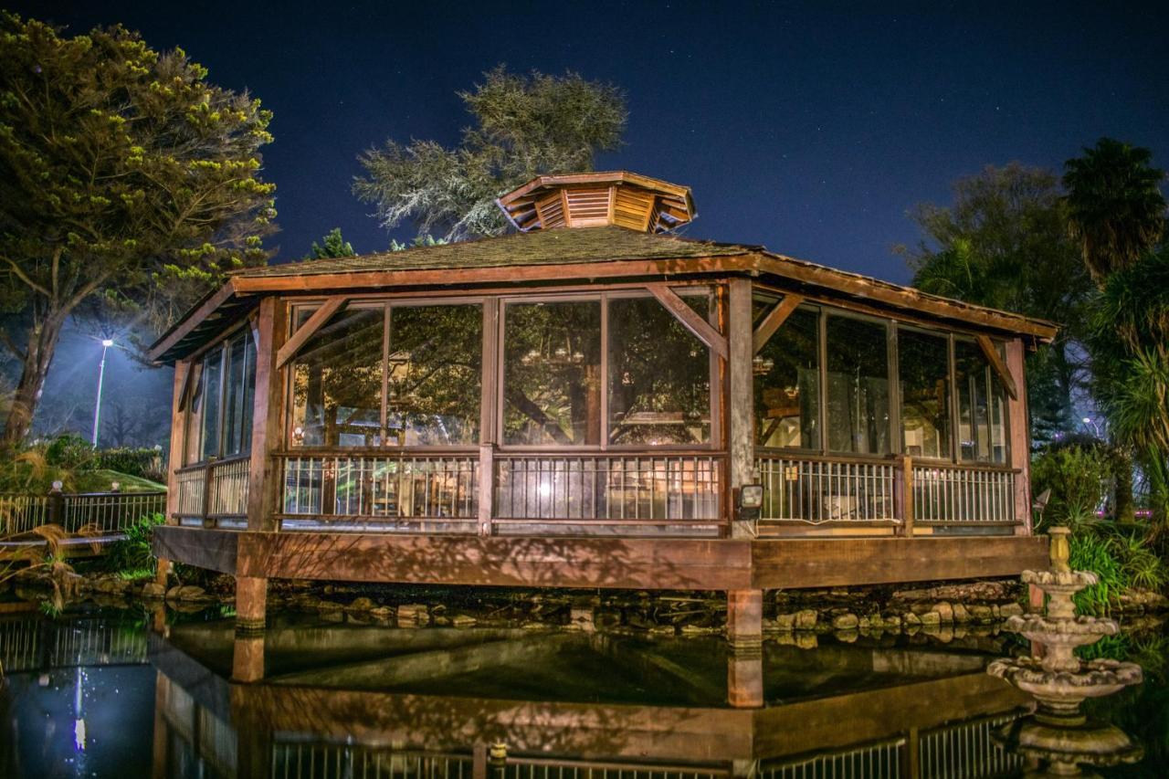 Parque Hotel Jean Clevers Punta del Este Exterior photo The gazebo at the center of the pond